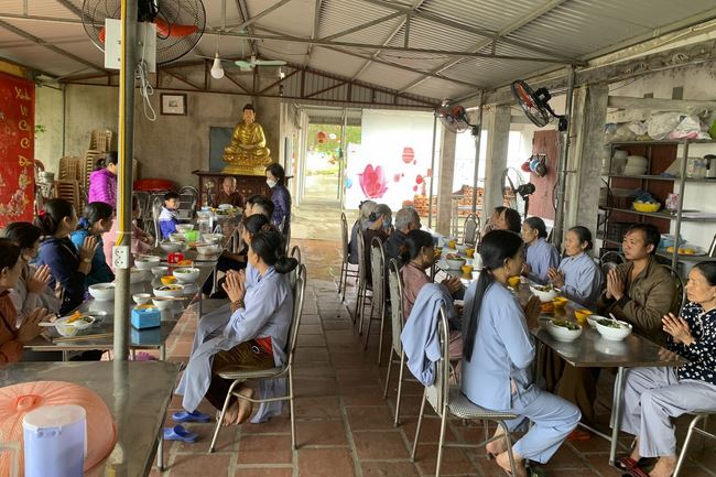 Charity in sowing blessing of Dong Cao Pagoda