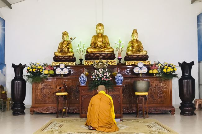 Charity in sowing blessing of Dong Cao Pagoda