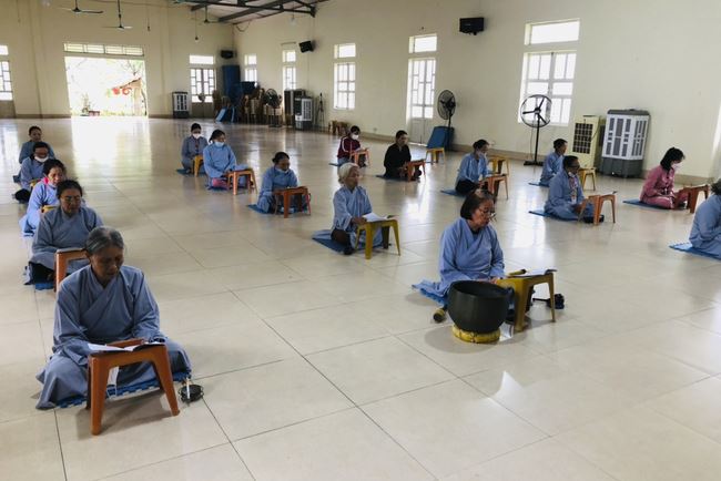 Charity in sowing blessing of Dong Cao Pagoda