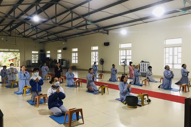 Charity in sowing blessing of Dong Cao Pagoda