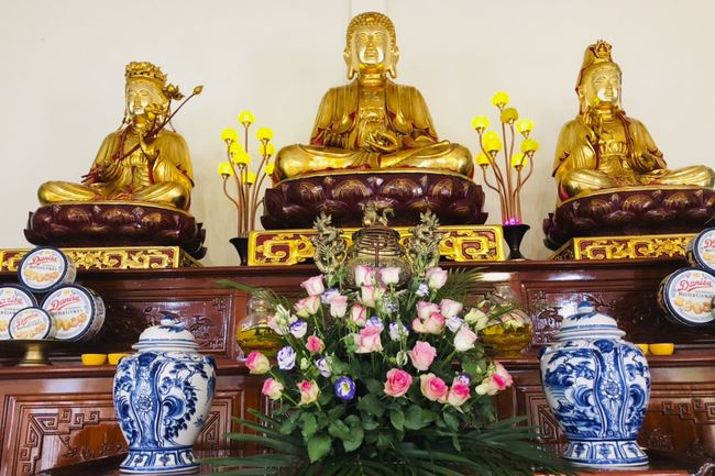 Charity in sowing blessing of Dong Cao Pagoda