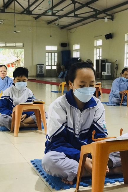 Charity in sowing blessing of Dong Cao Pagoda