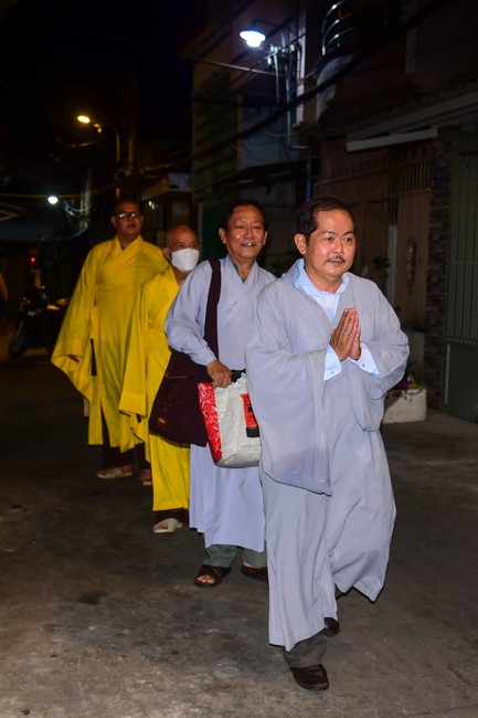 Trao gởi bằng tuyên dương cho Phật tử có thiết kế lễ đài, vườn Lâm-tỳ-ni