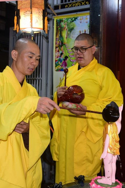 Trao gởi bằng tuyên dương cho Phật tử có thiết kế lễ đài, vườn Lâm-tỳ-ni