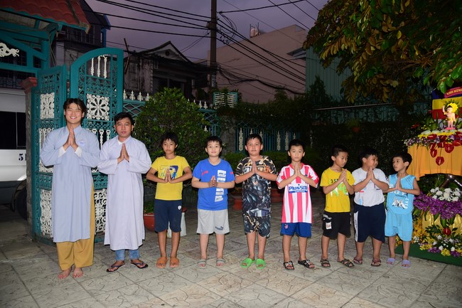 Trao gởi bằng tuyên dương cho Phật tử có thiết kế lễ đài, vườn Lâm-tỳ-ni