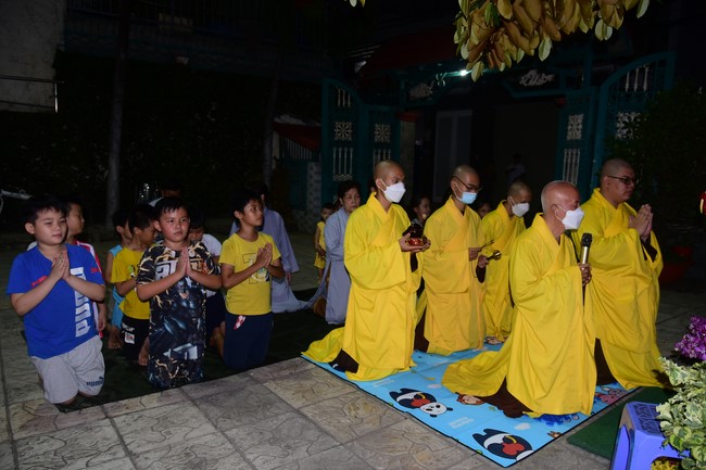 Trao gởi bằng tuyên dương cho Phật tử có thiết kế lễ đài, vườn Lâm-tỳ-ni