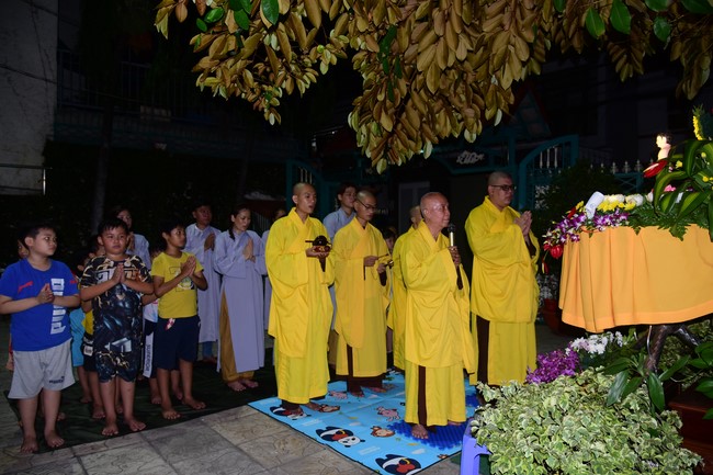 Trao gởi bằng tuyên dương cho Phật tử có thiết kế lễ đài, vườn Lâm-tỳ-ni