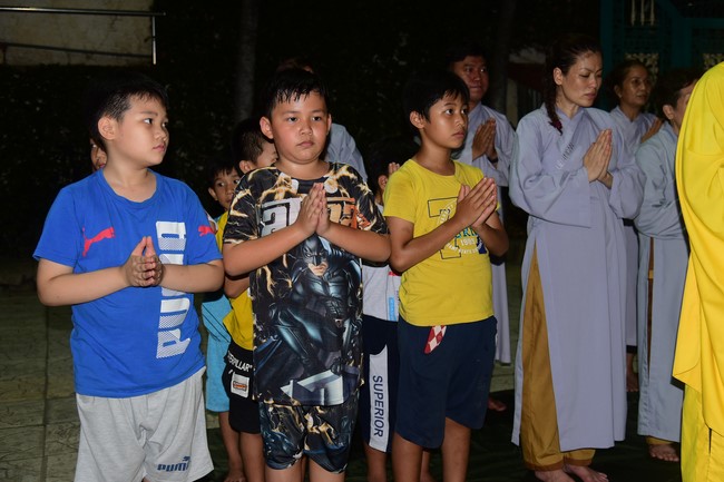 Trao gởi bằng tuyên dương cho Phật tử có thiết kế lễ đài, vườn Lâm-tỳ-ni