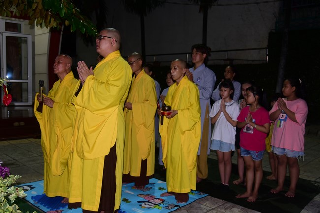 Trao gởi bằng tuyên dương cho Phật tử có thiết kế lễ đài, vườn Lâm-tỳ-ni