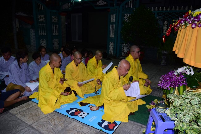 Trao gởi bằng tuyên dương cho Phật tử có thiết kế lễ đài, vườn Lâm-tỳ-ni