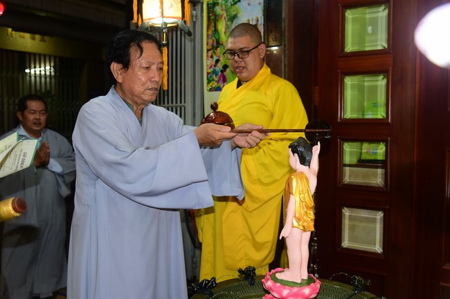 Trao gởi bằng tuyên dương cho Phật tử có thiết kế lễ đài, vườn Lâm-tỳ-ni