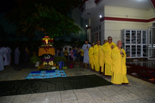 Trao gởi bằng tuyên dương cho Phật tử có thiết kế lễ đài, vườn Lâm-tỳ-ni