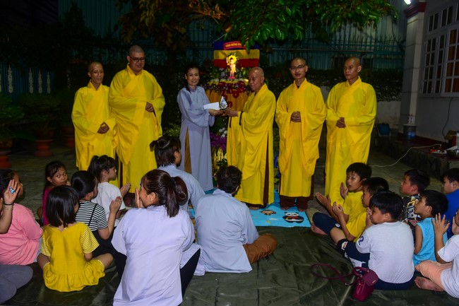 Trao gởi bằng tuyên dương cho Phật tử có thiết kế lễ đài, vườn Lâm-tỳ-ni