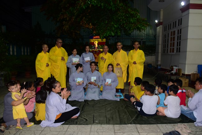 Trao gởi bằng tuyên dương cho Phật tử có thiết kế lễ đài, vườn Lâm-tỳ-ni