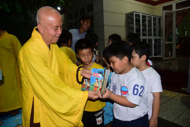 Trao gởi bằng tuyên dương cho Phật tử có thiết kế lễ đài, vườn Lâm-tỳ-ni