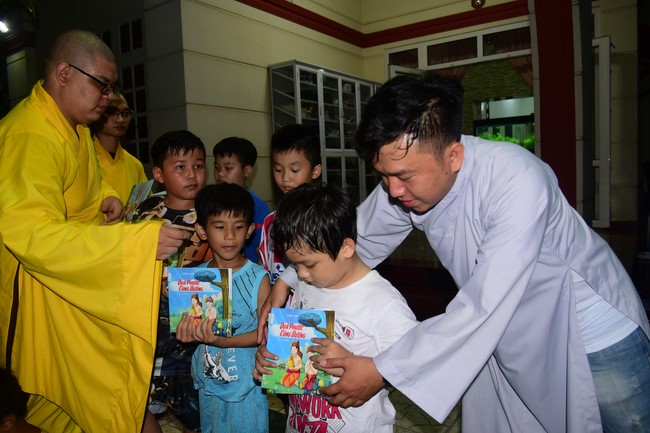 Trao gởi bằng tuyên dương cho Phật tử có thiết kế lễ đài, vườn Lâm-tỳ-ni