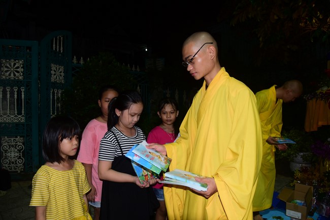 Trao gởi bằng tuyên dương cho Phật tử có thiết kế lễ đài, vườn Lâm-tỳ-ni