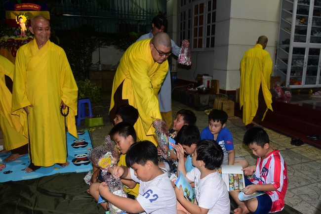 Trao gởi bằng tuyên dương cho Phật tử có thiết kế lễ đài, vườn Lâm-tỳ-ni