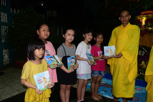 Trao gởi bằng tuyên dương cho Phật tử có thiết kế lễ đài, vườn Lâm-tỳ-ni