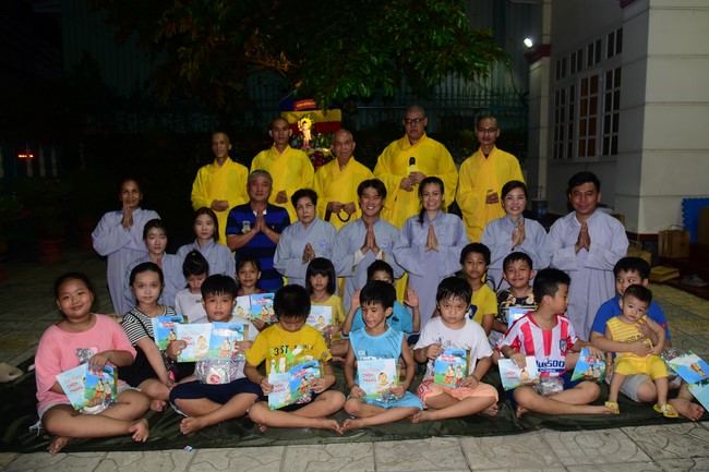 Trao gởi bằng tuyên dương cho Phật tử có thiết kế lễ đài, vườn Lâm-tỳ-ni