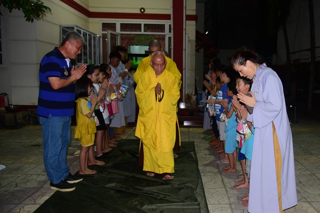 Trao gởi bằng tuyên dương cho Phật tử có thiết kế lễ đài, vườn Lâm-tỳ-ni