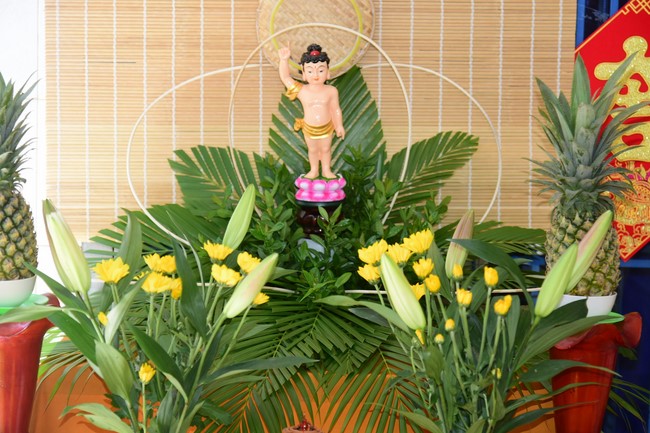 Trao gởi bằng tuyên dương cho Phật tử có thiết kế lễ đài, vườn Lâm-tỳ-ni