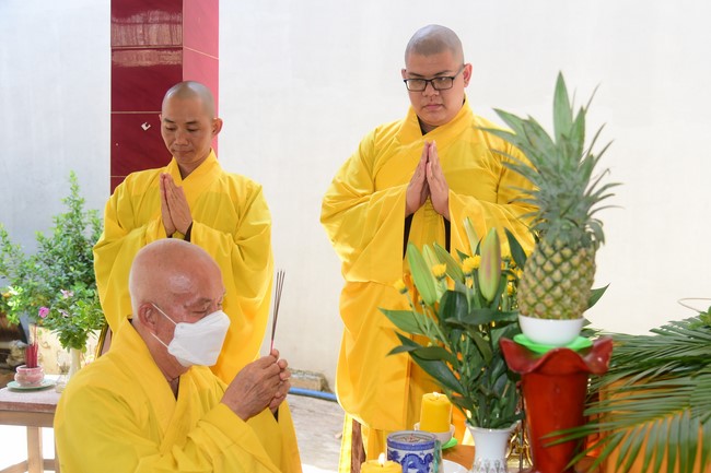 Trao gởi bằng tuyên dương cho Phật tử có thiết kế lễ đài, vườn Lâm-tỳ-ni