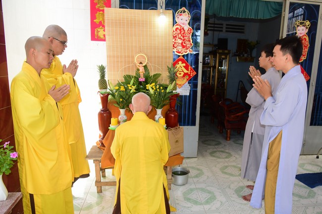 Trao gởi bằng tuyên dương cho Phật tử có thiết kế lễ đài, vườn Lâm-tỳ-ni