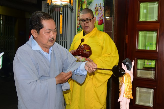 Trao gởi bằng tuyên dương cho Phật tử có thiết kế lễ đài, vườn Lâm-tỳ-ni