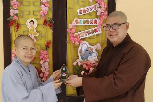 Trao gởi bằng tuyên dương cho Phật tử có thiết kế lễ đài, vườn Lâm-tỳ-ni