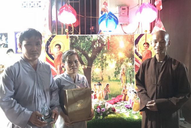 Trao gởi bằng tuyên dương cho Phật tử có thiết kế lễ đài, vườn Lâm-tỳ-ni