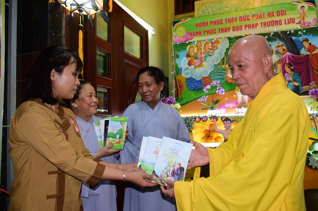 Trao gởi bằng tuyên dương cho Phật tử có thiết kế lễ đài, vườn Lâm-tỳ-ni