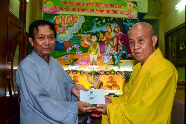 Trao gởi bằng tuyên dương cho Phật tử có thiết kế lễ đài, vườn Lâm-tỳ-ni