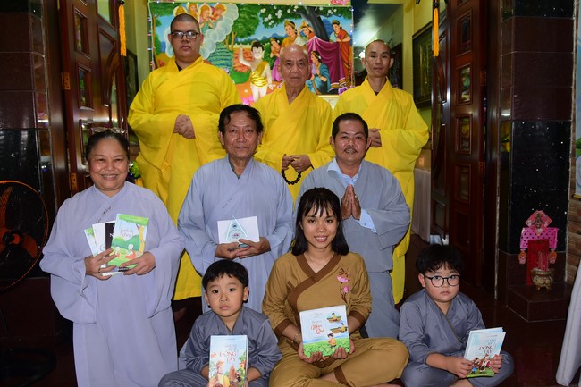 Trao gởi bằng tuyên dương cho Phật tử có thiết kế lễ đài, vườn Lâm-tỳ-ni