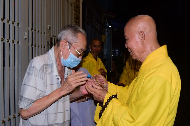 Trao gởi bằng tuyên dương cho Phật tử có thiết kế lễ đài, vườn Lâm-tỳ-ni