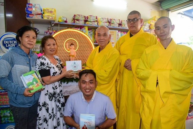 Trao gởi bằng tuyên dương cho Phật tử có thiết kế lễ đài, vườn Lâm-tỳ-ni