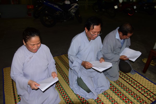 Trao gởi bằng tuyên dương cho Phật tử có thiết kế lễ đài, vườn Lâm-tỳ-ni