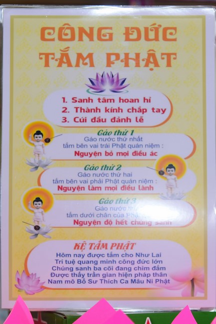 Trao gởi bằng tuyên dương cho Phật tử có thiết kế lễ đài, vườn Lâm-tỳ-ni