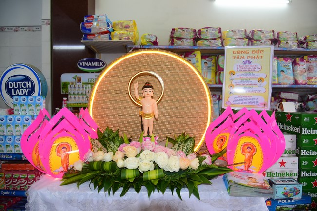 Trao gởi bằng tuyên dương cho Phật tử có thiết kế lễ đài, vườn Lâm-tỳ-ni