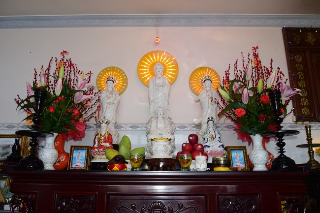 Trao gởi bằng tuyên dương cho Phật tử có thiết kế lễ đài, vườn Lâm-tỳ-ni