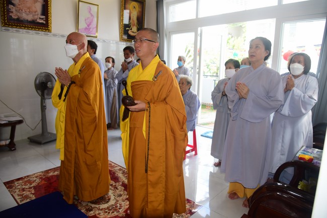 Trao gởi bằng tuyên dương cho Phật tử có thiết kế lễ đài, vườn Lâm-tỳ-ni