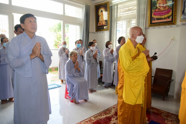 Trao gởi bằng tuyên dương cho Phật tử có thiết kế lễ đài, vườn Lâm-tỳ-ni