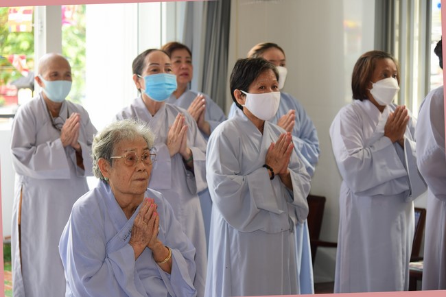 Trao gởi bằng tuyên dương cho Phật tử có thiết kế lễ đài, vườn Lâm-tỳ-ni