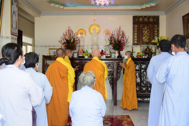 Trao gởi bằng tuyên dương cho Phật tử có thiết kế lễ đài, vườn Lâm-tỳ-ni