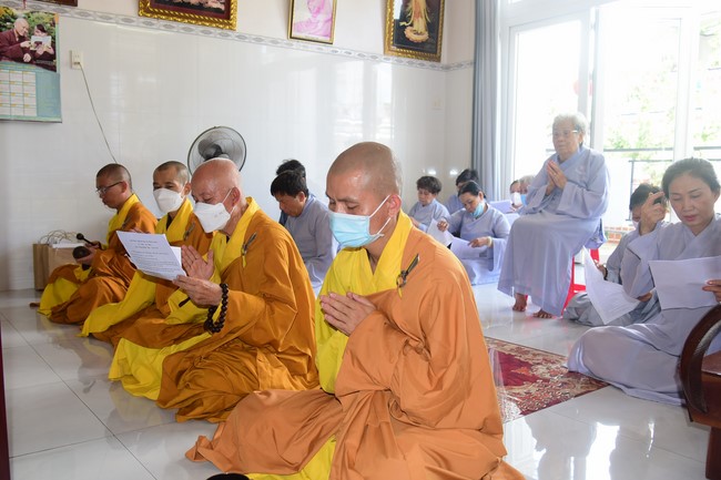 Trao gởi bằng tuyên dương cho Phật tử có thiết kế lễ đài, vườn Lâm-tỳ-ni