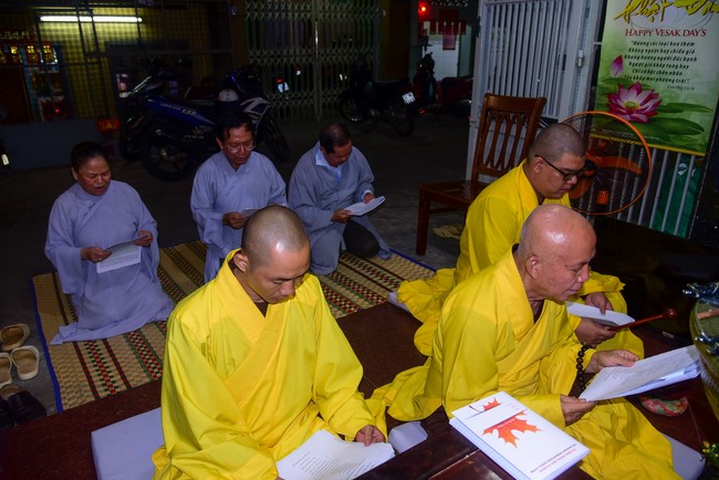 Trao gởi bằng tuyên dương cho Phật tử có thiết kế lễ đài, vườn Lâm-tỳ-ni