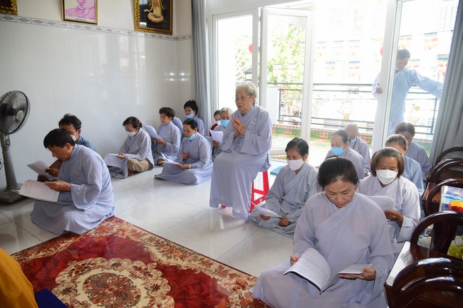 Trao gởi bằng tuyên dương cho Phật tử có thiết kế lễ đài, vườn Lâm-tỳ-ni