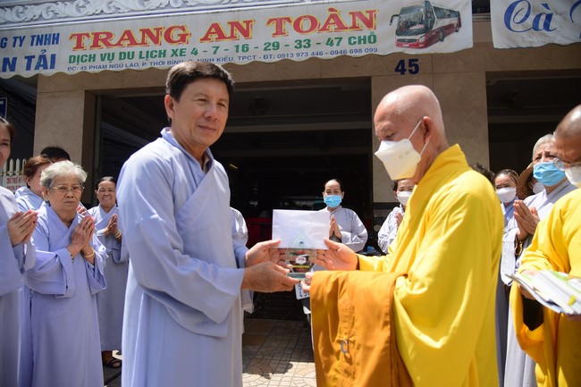 Trao gởi bằng tuyên dương cho Phật tử có thiết kế lễ đài, vườn Lâm-tỳ-ni