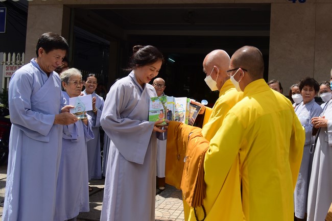 Trao gởi bằng tuyên dương cho Phật tử có thiết kế lễ đài, vườn Lâm-tỳ-ni