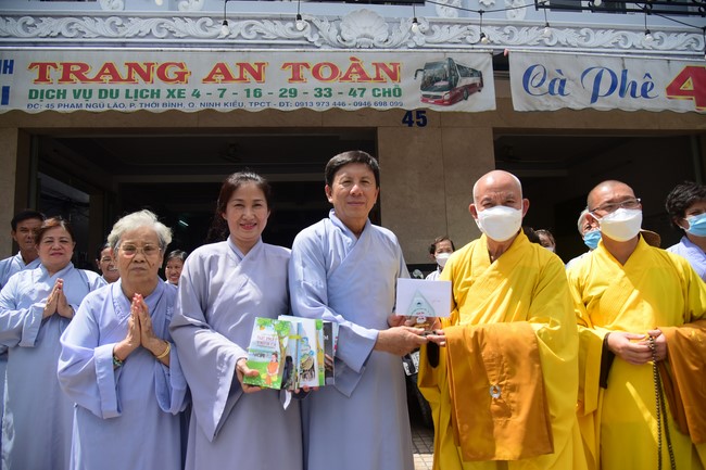 Trao gởi bằng tuyên dương cho Phật tử có thiết kế lễ đài, vườn Lâm-tỳ-ni